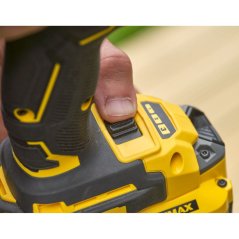 Rázový utahovák Stanley SFMCF820D2K V20 18V 1/4" - 2xAku 2,0Ah, nabíječka, kufr