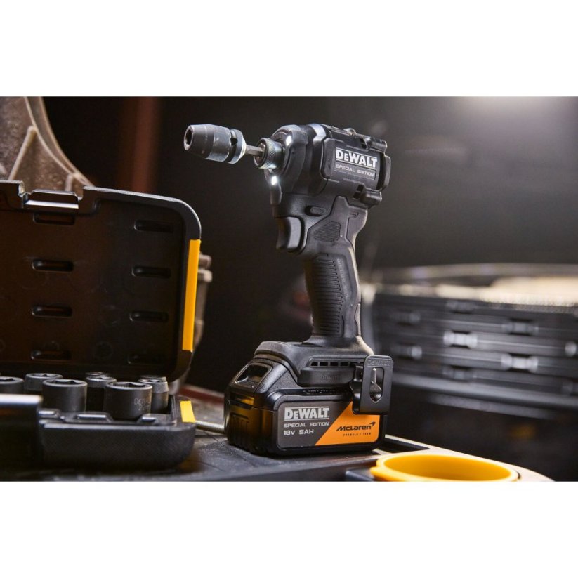 Rázový utahovák Dewalt McLaren DCF86MP2T - 2xAku 5,0Ah, nabíječka, kufr TSTAK