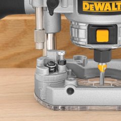 Vrchní frézka DEWALT D26203 900W 8mm